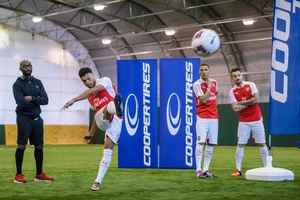 Dàn sao Arsenal và thử thách thú vị với... lốp xe