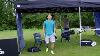 Mesut Ozil mất vệ sinh: Tâng bã kẹo cao su rồi... cho vào mồm