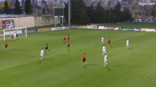 Siêu phẩm... đá phản lưới nhà