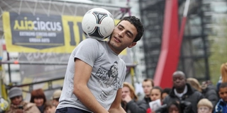 Siêu sao bóng đá nghệ thuật trình diễn tài nghệ trên đường phố