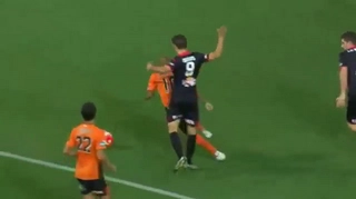 Pha ăn vạ kiếm penalty siêu đẳng cấp