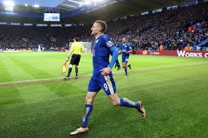 Vardy lập siêu phẩm sút xa
