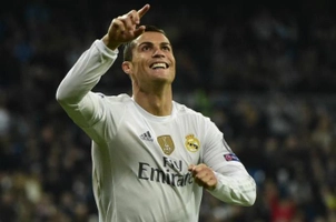 Giây phút xúc động của cậu bé mồ côi mẹ khi được gặp Ronaldo