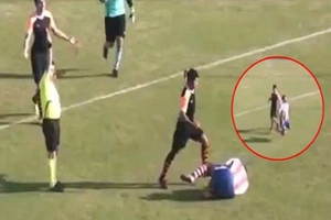 Cầu thủ gây phẫn nộ vì sút vào đầu đối phương