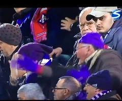 CĐV lớn tuổi phản ứng như bị điện giật trên khán đài