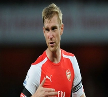 Mertesacker bôi gỉ mũi bừa bãi
