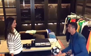 Clip hot: Ronaldo đọ tài tâng bóng với siêu mẫu Brazil