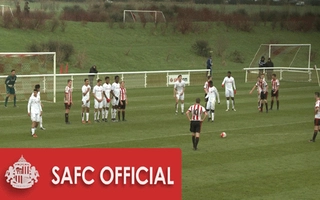 Tài năng trẻ Sunderland Elliot Embleton sút phạt ghi bàn: Kém chi các đàn anh