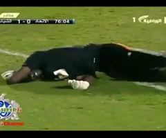 Thủ môn ăn vạ thô thiển sau va chạm nhẹ