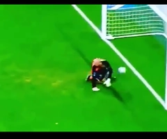 Thủ môn lóng ngóng phản lưới nhà đầy hài hước