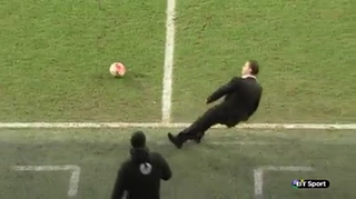 HLV làm trò hề trước quả bóng nổ