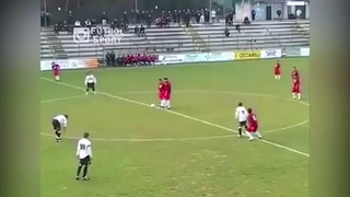 Bàn thắng bất ngờ được thực hiện sau màn giao bóng