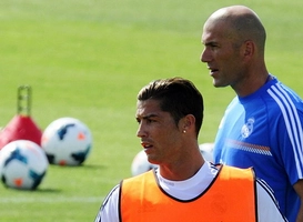 Ronaldo bị quay như chong chóng ở trò đá ma tại buổi tập Real Madrid