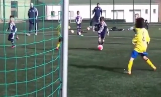 Thần đồng 10 tuổi xử lý bóng ngọt như Messi