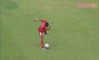 Cầu thủ vô danh thể hiện 2 tuyệt kỹ chưa từng có trong môn thể thao vua