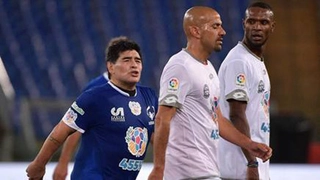 Vua bóng đá Diego Maradona suýt ... tẩn Veron ở trận đấu từ thiện