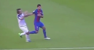 Luis Suarez may mắn không ăn thẻ dù đấm cầu thủ Deportivo
