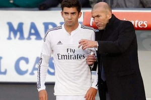 Con trai Zidane tái hiện pha sút 11m kiểu Panenka của bố