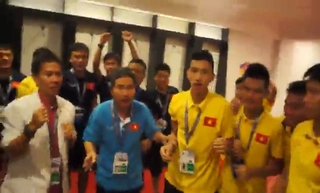 Clip nóng: U19 Việt Nam ăn mừng tưng bừng trong phòng thay đồ