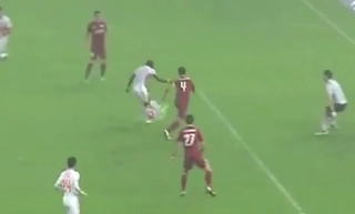 Bàn thắng cực ảo của cựu sao Premier League