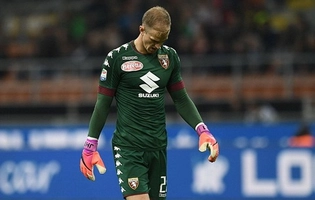 Thủ môn Joe Hart lại mắc sai sót khó đỡ ở Serie A
