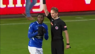 Vừa bị ăn đòn, vừa dính thẻ vì cái tội ăn mừng khiêu khích