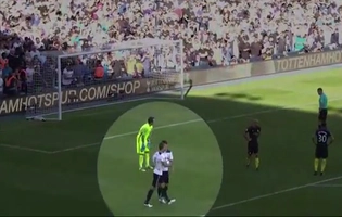 Tiền vệ Lamela giành giật quyền đá 11m với Son Heung-min rồi ... sút hỏng