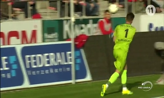 Thủ môn tức giận ném trái banh vào thẳng mặt cậu bé nhặt bóng