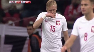 Cầu thủ Ba Lan vô tình tạo ra siêu phẩm ... phản lưới nhà