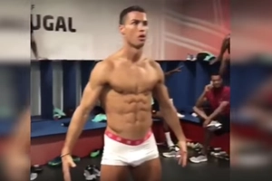 Ronaldo mặc độc quần lót, tham gia thử thách bất động tập thể