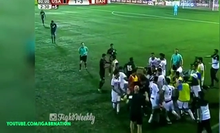 Những hình ảnh phản cảm trên sân cỏ