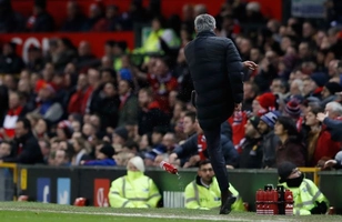 Trút giận vào ... chai nước, HLV Mourinho bị đuổi lên khán đài