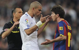 Điểm lại những lần Messi nổi nóng và chơi xấu trên sân cỏ