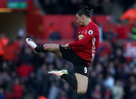 Zlatan Ibrahimovic tung vô ảnh cước để ăn mừng bàn thắng