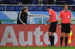 Trọng tài đầu tiên sử dụng công nghệ hỗ trợ trong quyết định thổi 11m