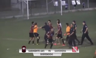 Trọng tài bị vây đánh như phim chưởng