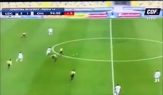 Thủ môn kiến tạo cho đối phương lập siêu phẩm từ cự ly ... 70 mét