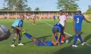 Clip sốc: Cầu thủ qua đời ngay trên sân bóng sau khi ghi bàn