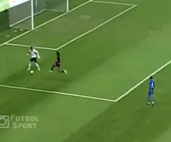 Pha bỏ lỡ cơ hội ăn bàn không thể tin nổi