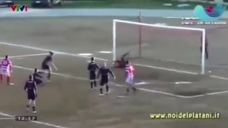 Siêu thủ môn tại giải ... nghiệp dư Italia