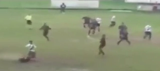 Cú phá bóng thành bàn khó tin nhất trong lịch sử