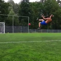 Màn sút bóng theo kiểu santo đỉnh của đỉnh