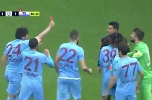 Bị đuổi vì giơ thẻ đỏ phạt .... trọng tài