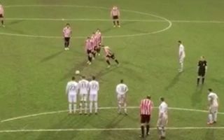 Màn dàn xếp đá phạt không thể tin nổi trong lịch sử