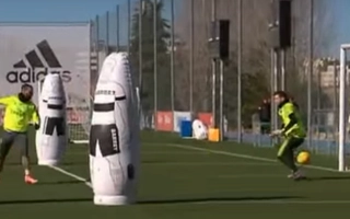 Tạt cánh đánh . . . gót