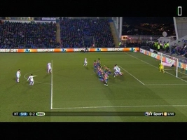 Cú sút phạt thành bàn gây tranh cãi của Juan Mata: Khôn ngoan hay sai luật?