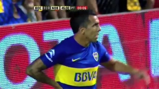 Cựu sao M.U làm vỡ quai hàm thủ môn đối phương