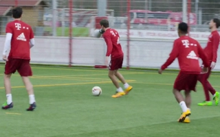 Thomas Muller lại phá phách buổi tập của Bayern Munich