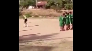 Màn đánh gót đá phạt thành bàn bá đạo nhất quả đất