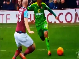 Màn rabona siêu hài ở vòng 27 Ngoại hạng Anh 2015/2016